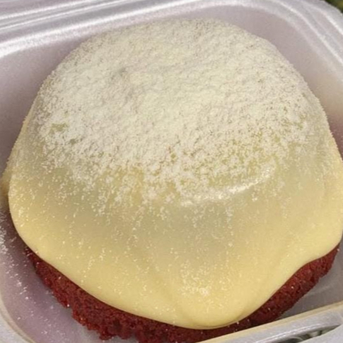 Massa branca e cobertura de creme de ninho