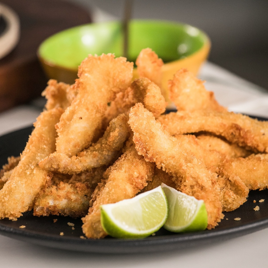 Iscas de tilápia empanadas, douradas e crocantes, servidas com 1 molho à sua escolha. Perfeitas para petiscar e compartilhar.