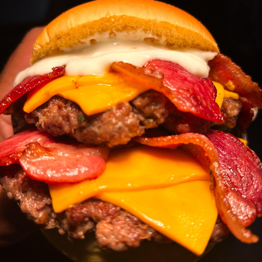 PÃO, 2X BURGUER DE 160GR, 2X QUEIJO CHEDDAR, 2X BACON E MAIONESE DA CASA