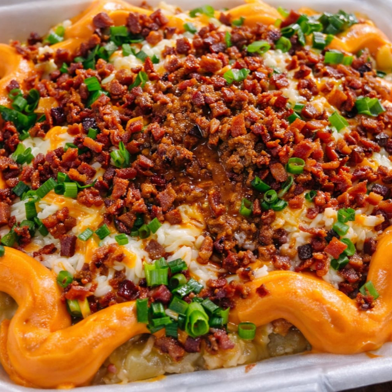Deliciosa batata temperada com molhos especiais, recheada com bacon crocante, muçarela, molho cheddar e cebolinha.