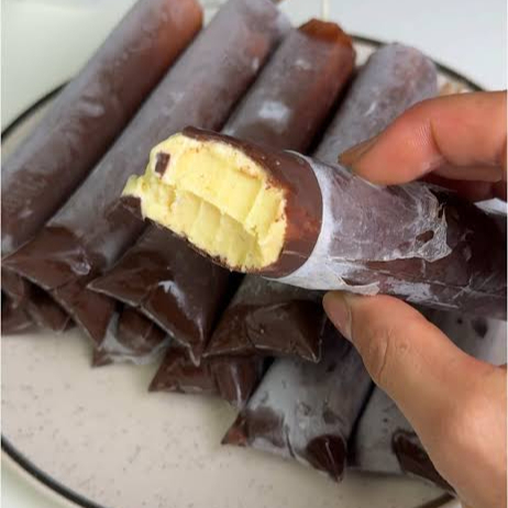 Maracujá com Chocolate 🍫✨ Cremoso e refrescante, feito com maracujá e chocolate, unindo o azedinho da fruta com o doce do chocolate na medida certa. Uma combinação surpreendente e irresistível! 😍