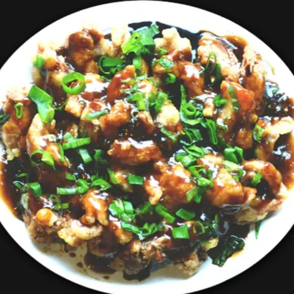 file de coxa frito temperado com gengibre, cebolinha, e molho shoyo.