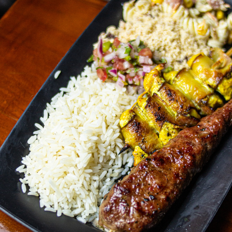 Arroz + Farofa + Macarronese + Vinagrete + 1 Espetinho