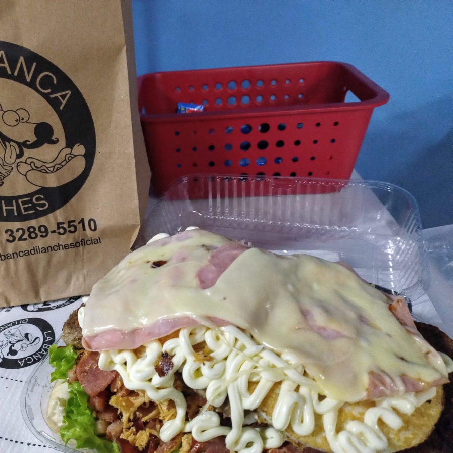 Pão Aberto, 3 Hambúrgueres, Maionese, Alface, Tomate, Milho, Bacon, Calabresa, Frango, Opção De Catupiry Ou Cheddar, 2 Ovos, 2 Queijos E 2 Presuntos