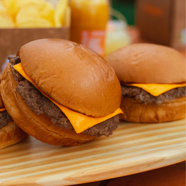 2 Mini Monsters No Pão Brioche Com Hambúrguer E Queijo À Escolha Entre Cheddar Ou Muçarela. Alface E Tomate Opcional Grátis!
