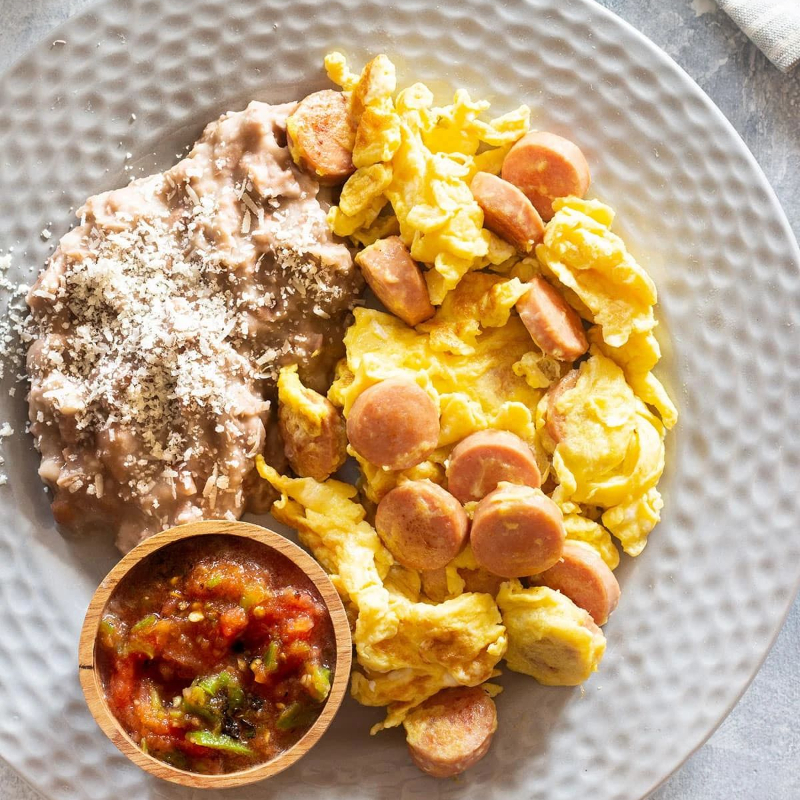 HUEVOS CON SALCHICHA