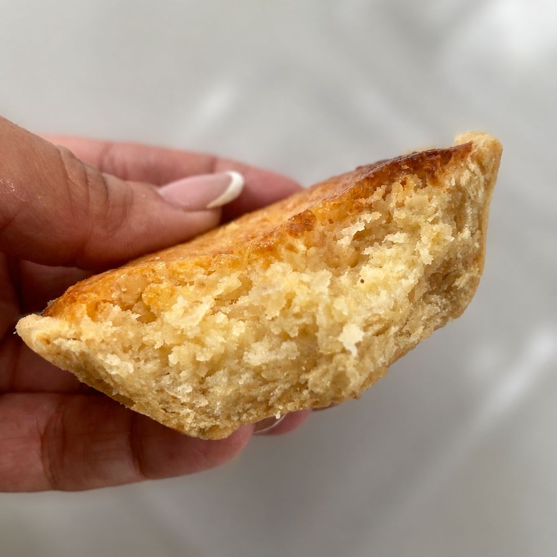 Queijadinha, feita com uma massa fininha, coco, queijo e leite condensado.