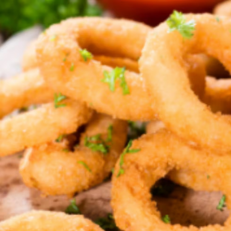 Anéis de cebola sequinhos, crocantes e cheios de sabor. Preparados na hora, do jeitinho que você gosta. 😋🧅