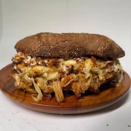 Massa feita com cacau 100%, preservando a autentica receita Australiana, costela suína desmanchando ao molho barbecue, cebola caramelizada lentamente, farofa crocante de bacon e muito mussarela. Um toque final de mel pra equilibrar  O encontro perfeito entre o rústico e o sofisticado.