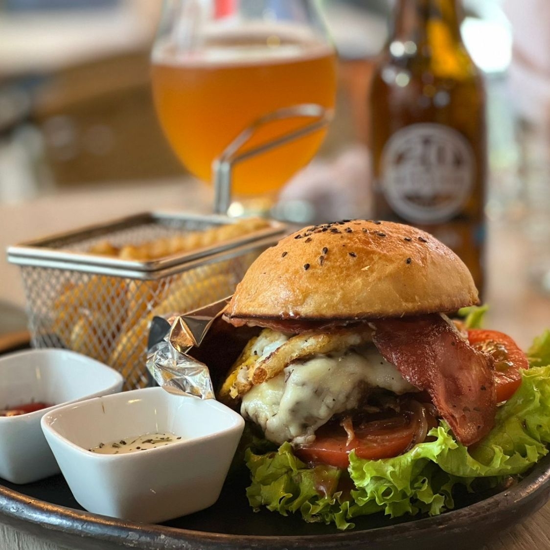 Chama Burger con papas fritas