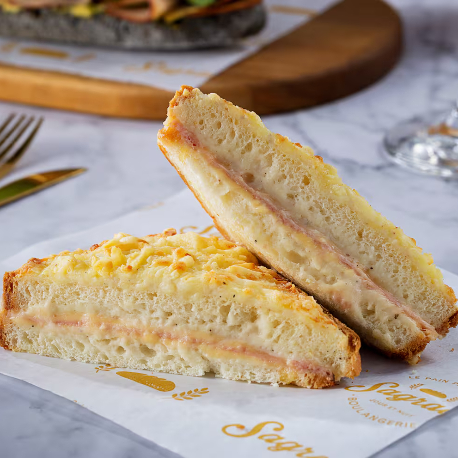 Pão de Leite Artesanal, Molho Bechamel, Queijo, Presunto e Parmesão Gratinado.