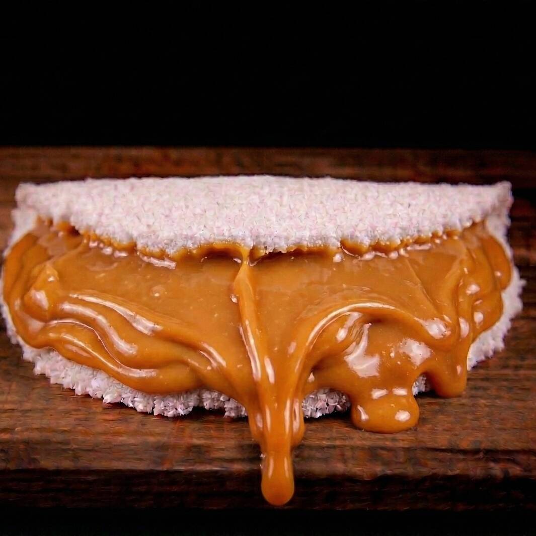 Tapioca recheada com doce de leite.