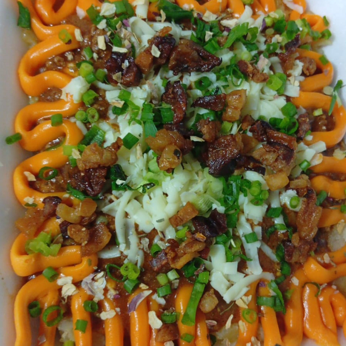 Deliciosa batata temperada com temperos especiais, recheada com carne moída ao molho Bolonhesa, muçarela, cheddar, cebolinha, salpicada e muito bacon.