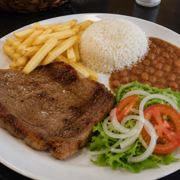 Arroz, feijão e fritas + salada (alface, tomate e cebola).