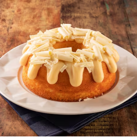 Massa branco de baunilha com cobertura de brigadeiro branco com raspas de chocolate branco 19 cm de diâmetro