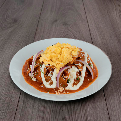 Chilaquiles rojos con huevo revuelto
