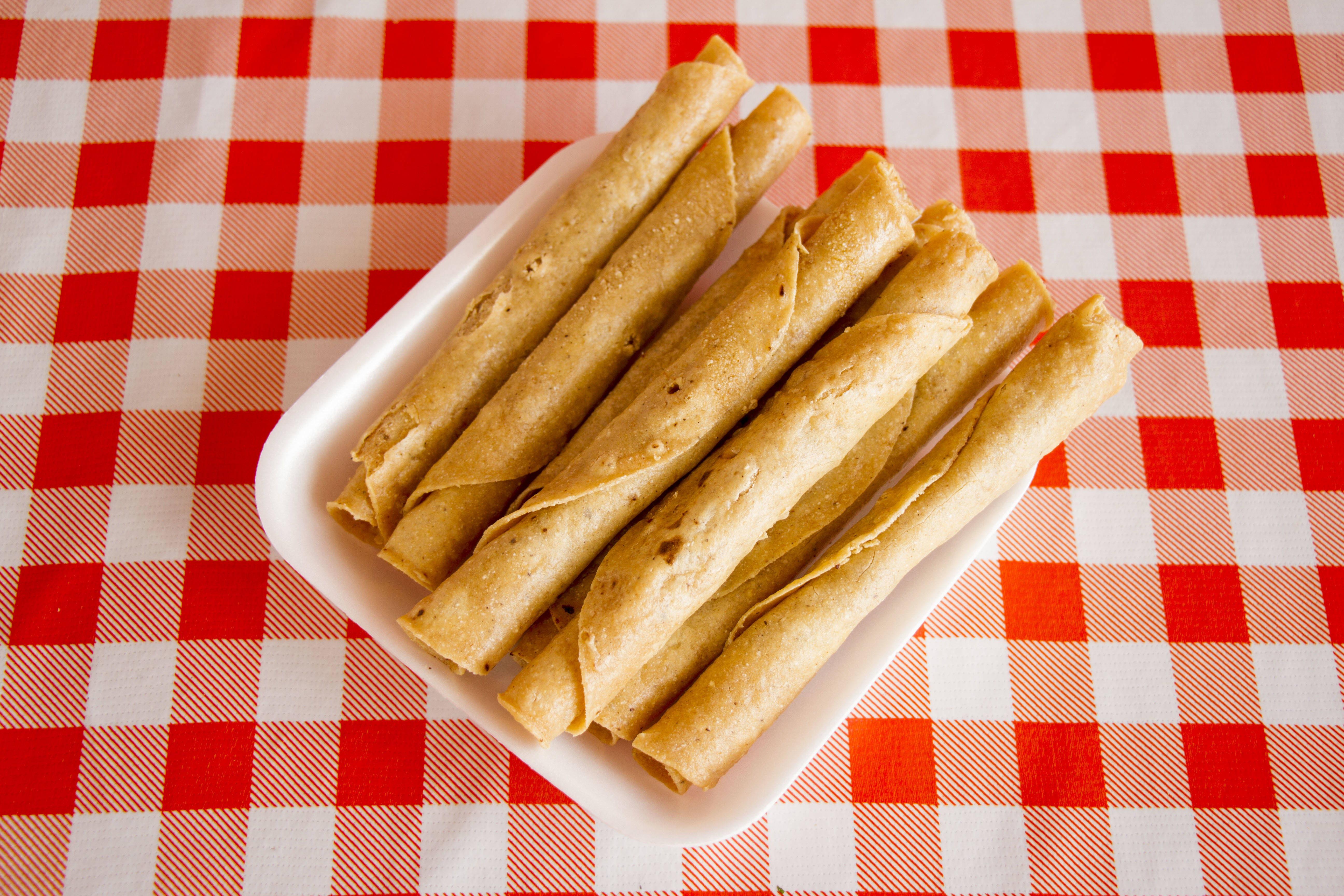10 Tacos dorados de pollo rostizado con salsa
