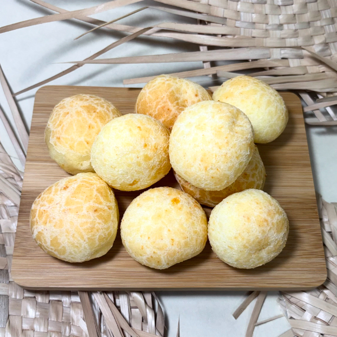 Crocante por fora e incrivelmente macio por dentro. Nosso Pão de Queijo é puro amor em cada mordida. Feito com polvilho selecionado e muito queijo, ele sai quentinho e com aquele aroma irresistível que ninguém consegue ignorar. Um verdadeiro clássico mineiro que é sucesso garantido no café da manhã, no lanche ou em qualquer momento do Dia!