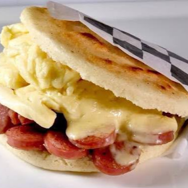 Arepa con Chorizo y Queso