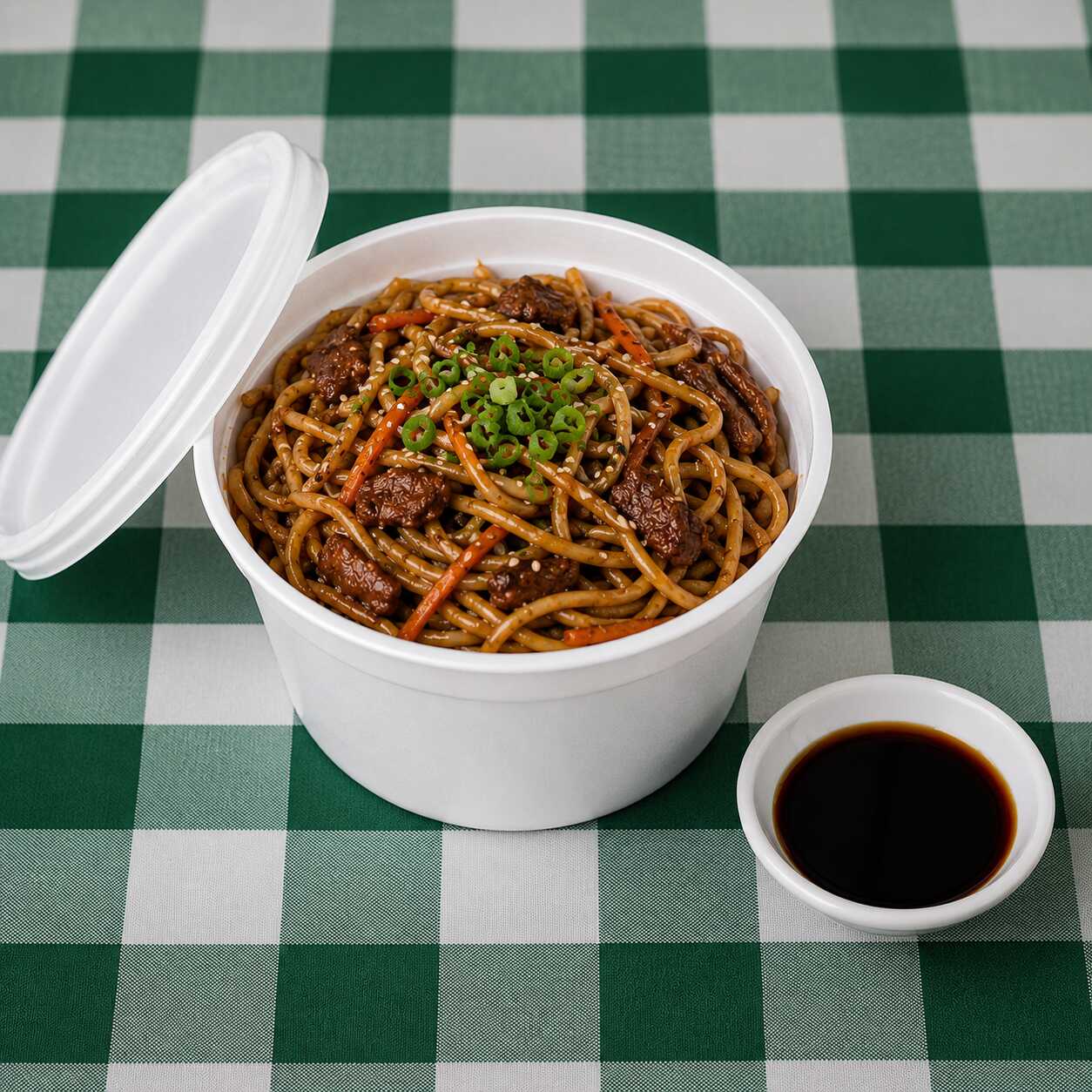Sabor de verdade em cada garfada! Nosso macarrão na chapa é preparado na hora, com bacon, calabresa, frango desfiado, cenoura ralada e milho verde e finalizado com Shoyo, para garantir ainda mais sabor e aquele toque irresistível. Serve 1 pessoa Servido 400gr