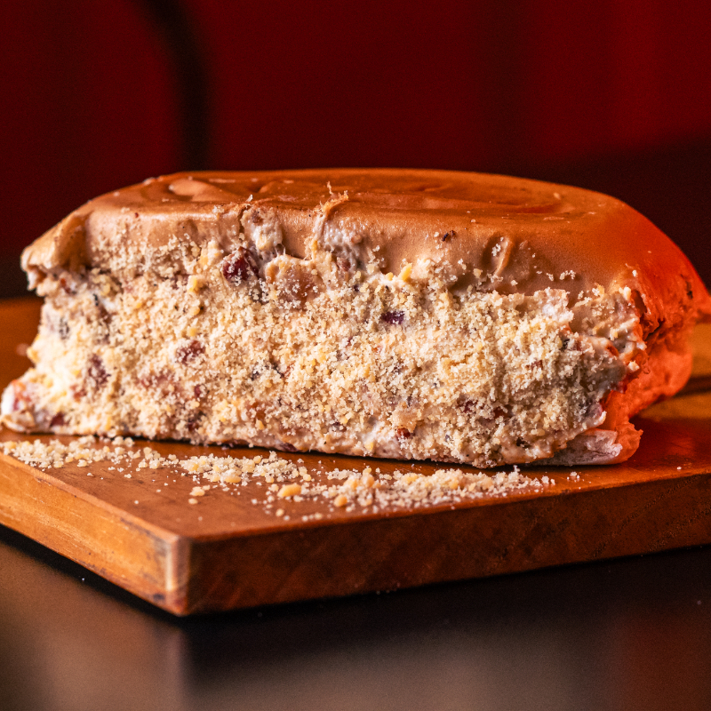 Pão macio e fofinho, maionese dos deuses, 2 vinas perdigão, milho fresquinho, tomatinho picado, farofa da casa, batata palha, frango, bacon e cream cheese