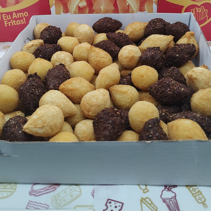 Salgados Mini pesando em torno de 19/20 gramas (Pesado Cru) Escolha Até 2 Sabores, não colocamos mais que 2 sabores. Nosso salgados são produzido diariamente, com produtos selecionados e de qualidade, frito na hora em gordura vegetal, deixando nossos salgados seguinho, crocante e sem excesso de óleo. Zelamos sempre pela qualidade e satisfação de nosso clientes.