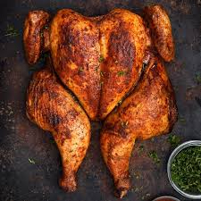 Frango assado aberto, acompanha batatas cozidas e farofinha