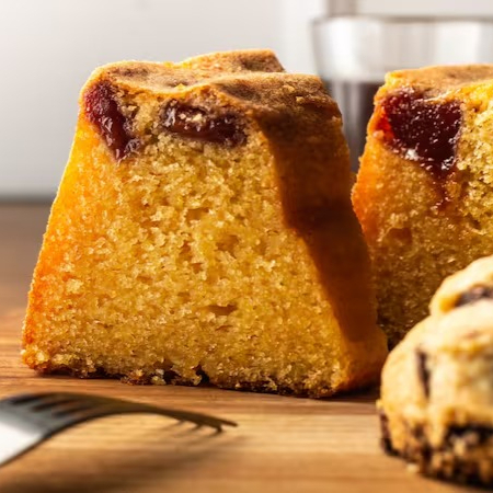Bolo de Fubá com Goiabada (fatia) Serve 1 pessoa.