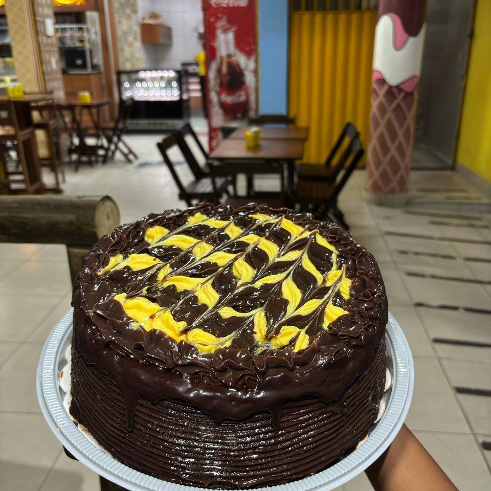 Uma experiência premium para adoçar seu dia 🍰 Fatia da nossa torta especial de chocolate com maracujá acompanhada de refrigerante em lata bem gelado. Combinação perfeita para quem ama sobremesas diferenciadas.