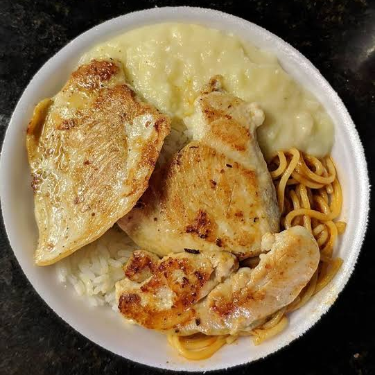 FILÉ DE FRANGO , ARROZ, FEIJÃO DE CALDO, MACARRÃO, LEGUMES, SALADA