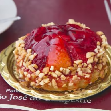 Delicada tortinha com massa macia e crocante, recheio cremoso e cobertura de morangos frescos e suculentos.