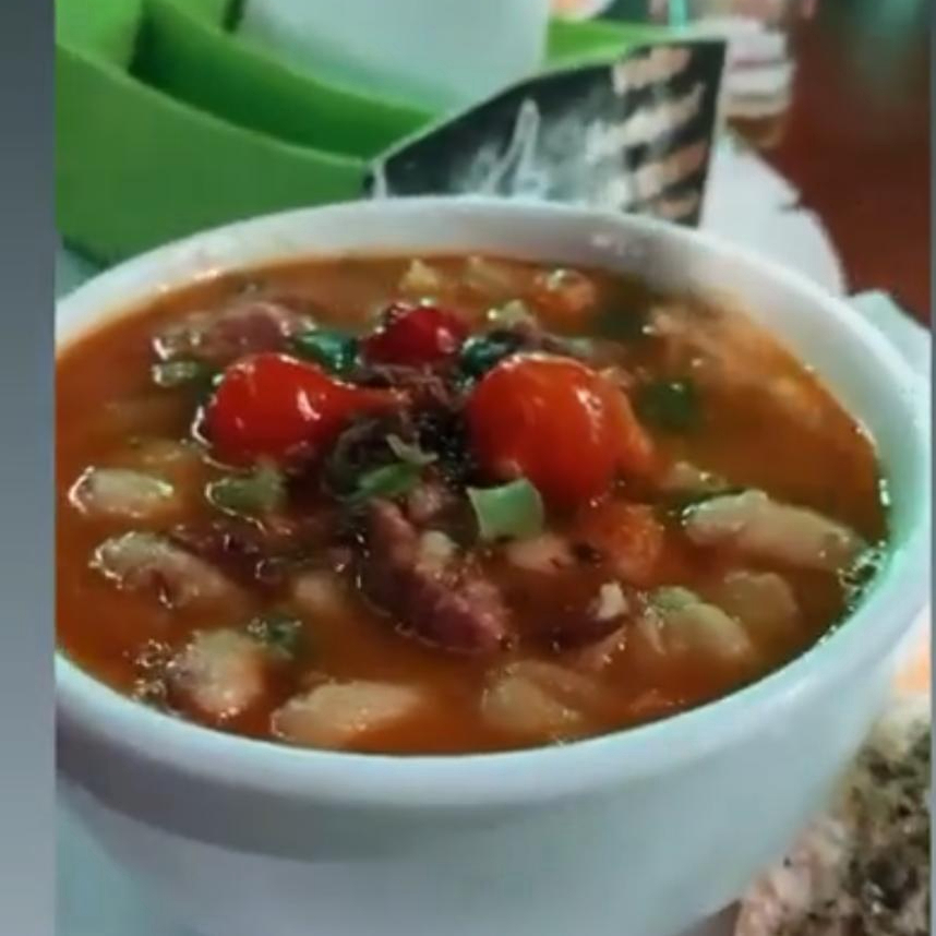 Mocotó bovino ,preparado com linguiça , bacon e batata e cenoura,uma caldinho delicioso