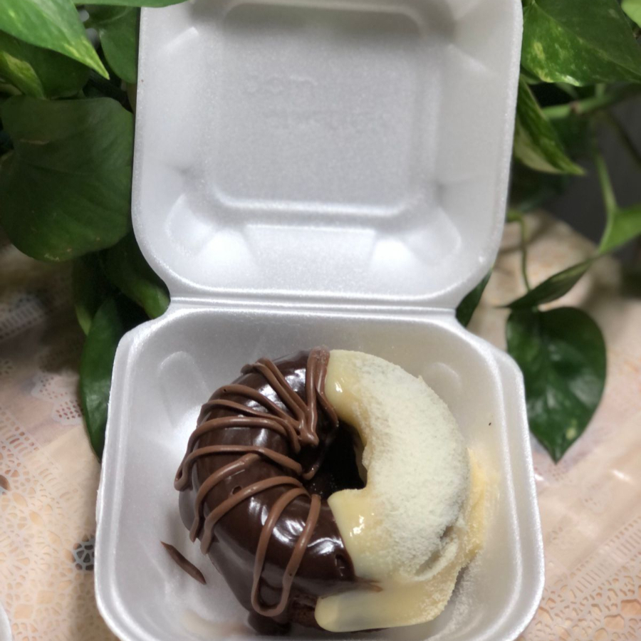 Mini Bolo Vulcão Duplo Brigadeiro
Massa branca leve e fofinha, elaborada para proporcionar uma base suave e equilibrada. Coberto com uma combinação especial de brigadeiro branco cremoso e brigadeiro gourmet 50% cacau, resultando em uma explosão de sabor entre o doce delicado e o chocolate mais intenso. Uma sobremesa sofisticada, com textura aveludada e sabor marcante.