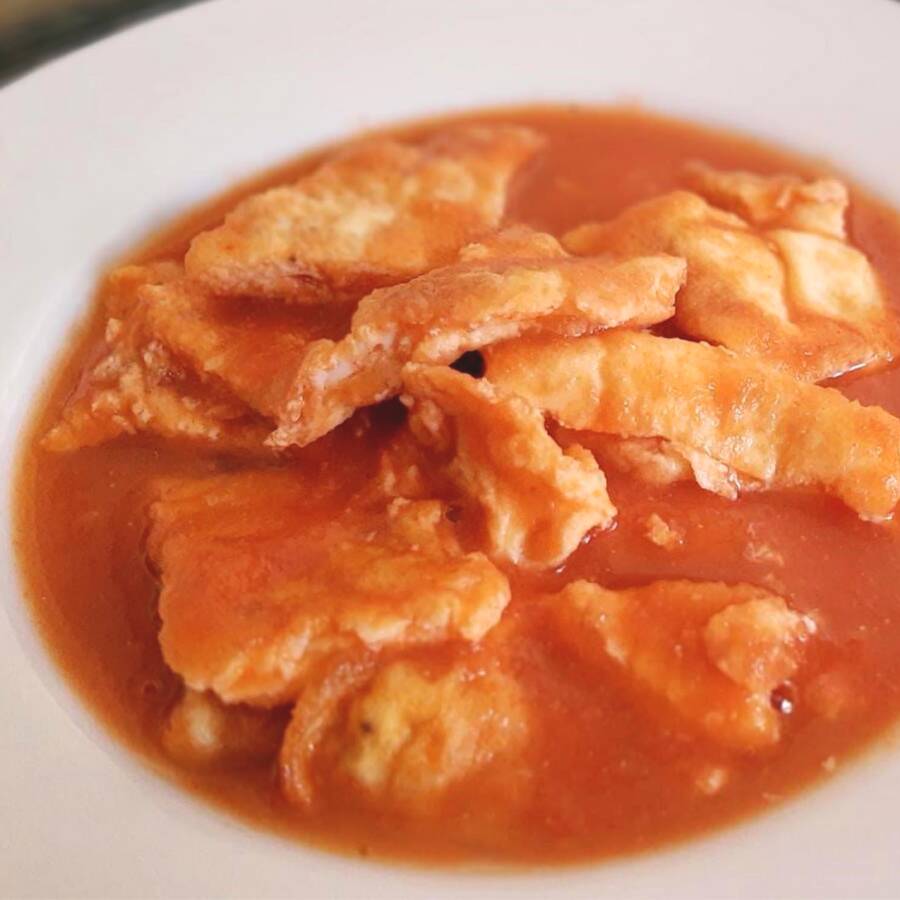 Huevo en Salsa Roja