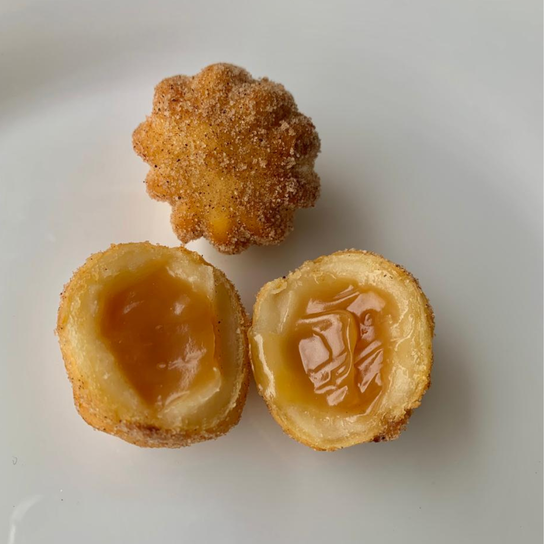 Deliciosos mini churros fritos na hora e recheados com doce de leite