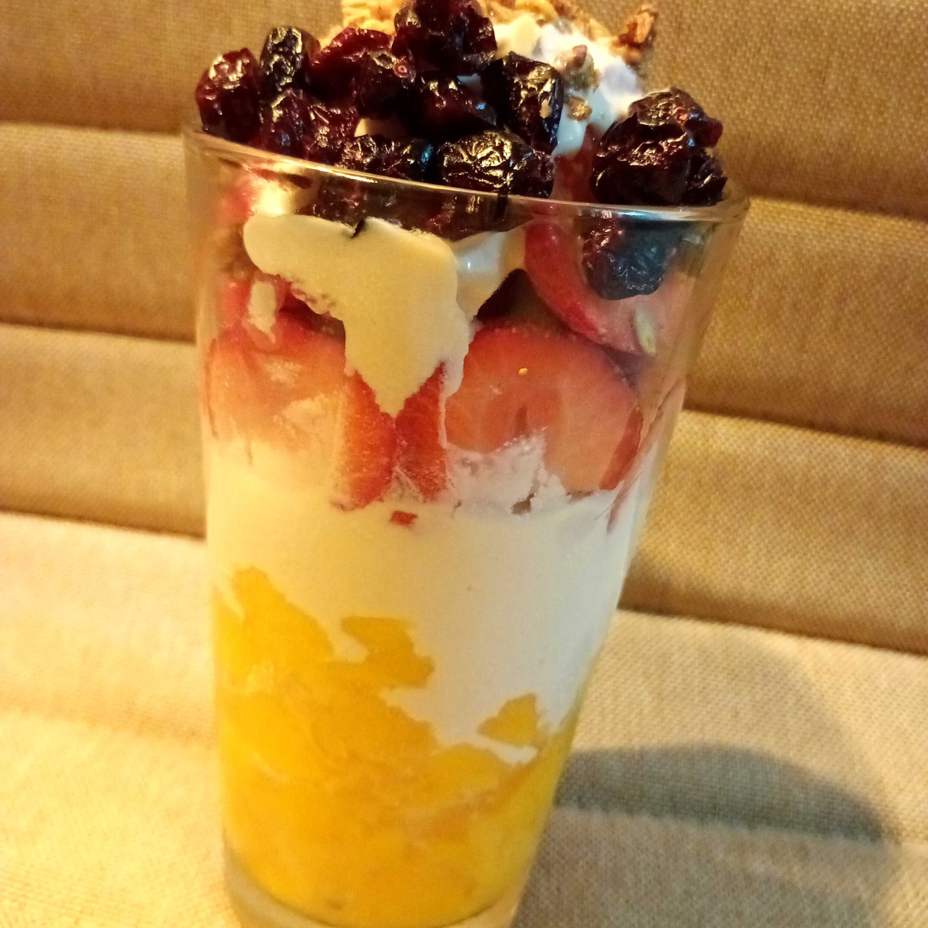fresas con crema, durazno arándanos y lechera 16oz
