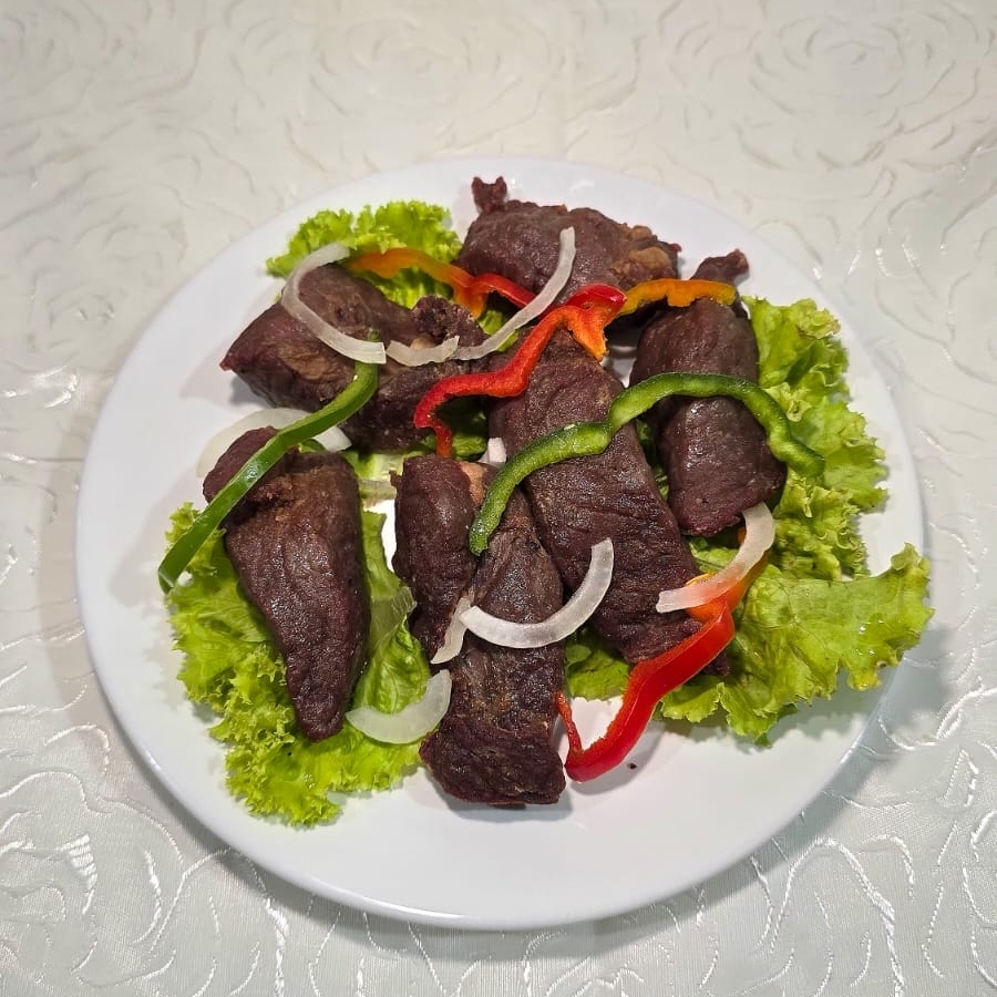 Carne bovina de primeira qualidade desidratada com sal e preparada a moda do chefe.