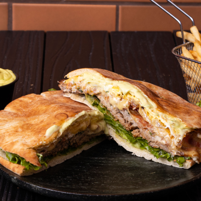 Feito para bater de frente com qualquer guloso. Nosso maior beirute é feito com tudo o que temos de maior e melhor : um suculento Filé Bombom da Alcatra), fatias de Bacon defumado e aquele Queijo repuxando a cada mordida. Em seu recheio ainda temos um Requeijão cremoso, vinagrete, alface, tomate, ovos e, claro, a nossa Maionese Bedu. Tudo isso finalizado com um tradicional Pão Sírio da casa.