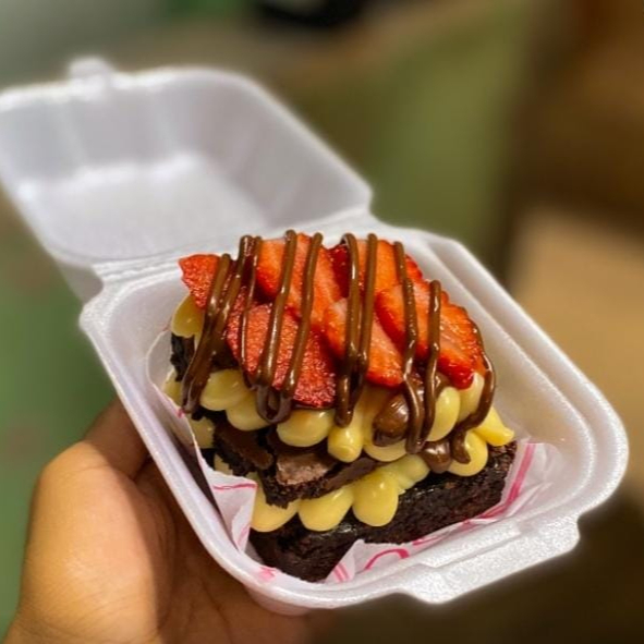 Brownie artesanal com sabor intenso de chocolate,casquinha deliciosa.Recheado com brigadeiro de ninho ,nutella e morango pra deixa essa conbinação mais que perfeita.