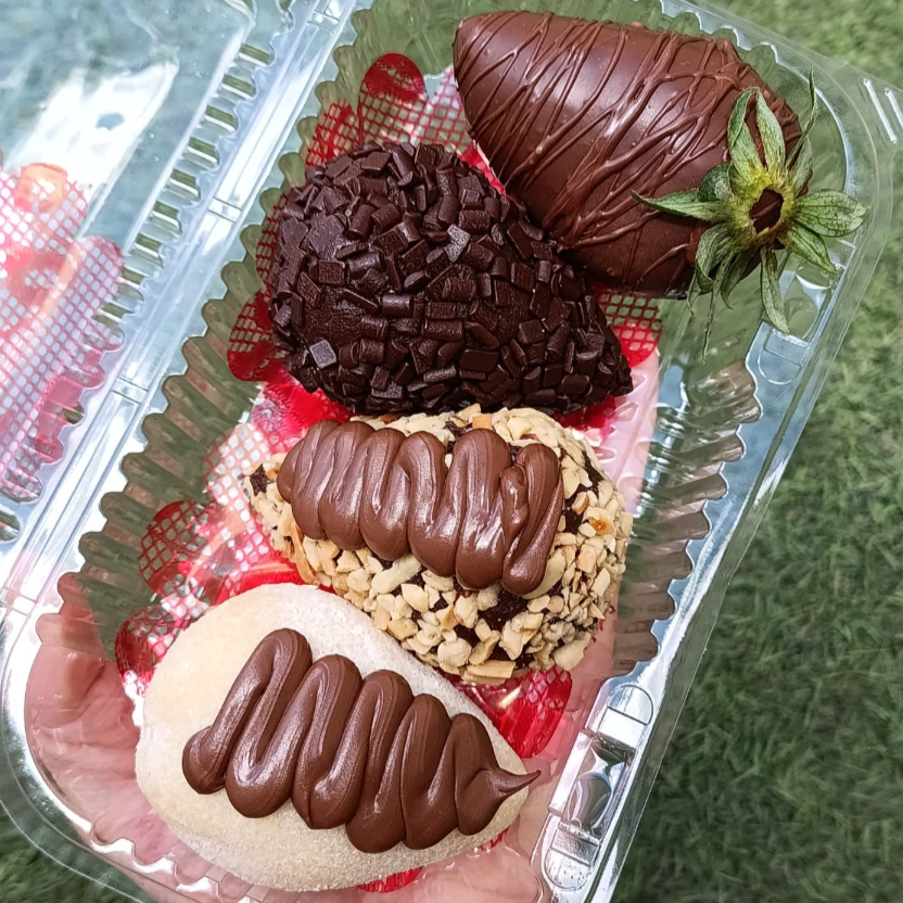 A combinação perfeita entre o azedinho do morango e o doce do chocolate! 🍫🍓 São 4 delícias: 1 Coxinha de Morango 1 Coxinha de Ninho com Nutella 1 Coxinha de Ferrero 1 Bombom de Morango coberto com chocolate. Simplesmente irresistível!