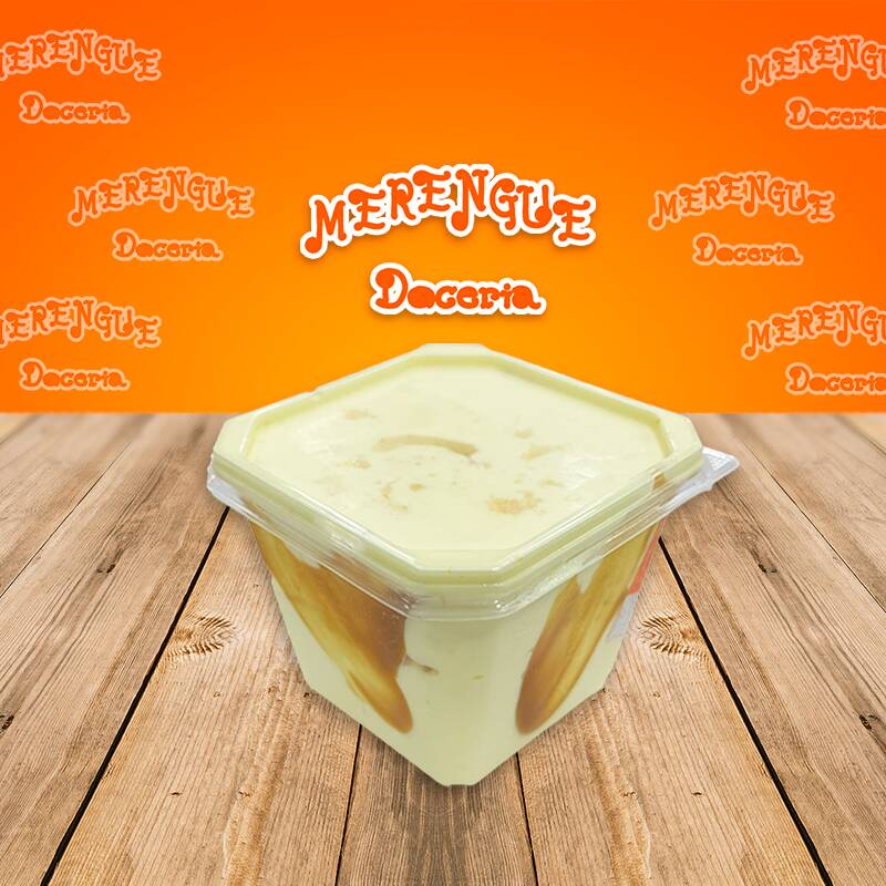 Experimente a sublime combinação do nosso Sorvete Caseiro Merengue Doceria no Sabor Banoffee. Este é um sorvete extremamente cremoso e aromatizado com o doce sabor natural da banana, realçado por um leve e delicado toque de canela. Acrescentamos uma irresistível calda de doce de leite, meticulosamente produzida em nossas próprias instalações na Merengue Doceria. Cada colherada promete um deleite para o paladar, tornando-se uma sobremesa perfeita para qualquer hora do Dia. Desfrute em um recipiente de 240ml, cuidadosamente preparado para você.