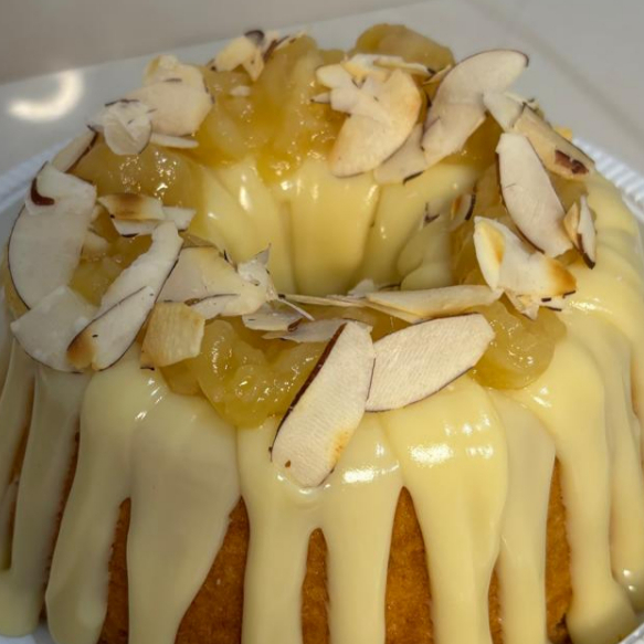 Massa Fofinha e saborosa, coberta com um cremoso brigadeiro branco, finalizado com geleia de cupuaçu e lascas de castanha.