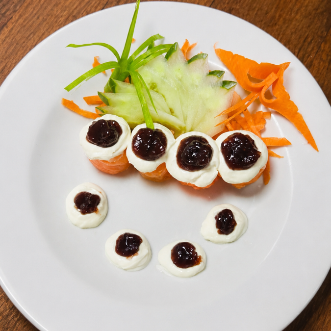 Gunka Geleia de Frutas Vermelhas Arroz envolto no salmão, cream cheese e geleia especial de frutas vermelhas.