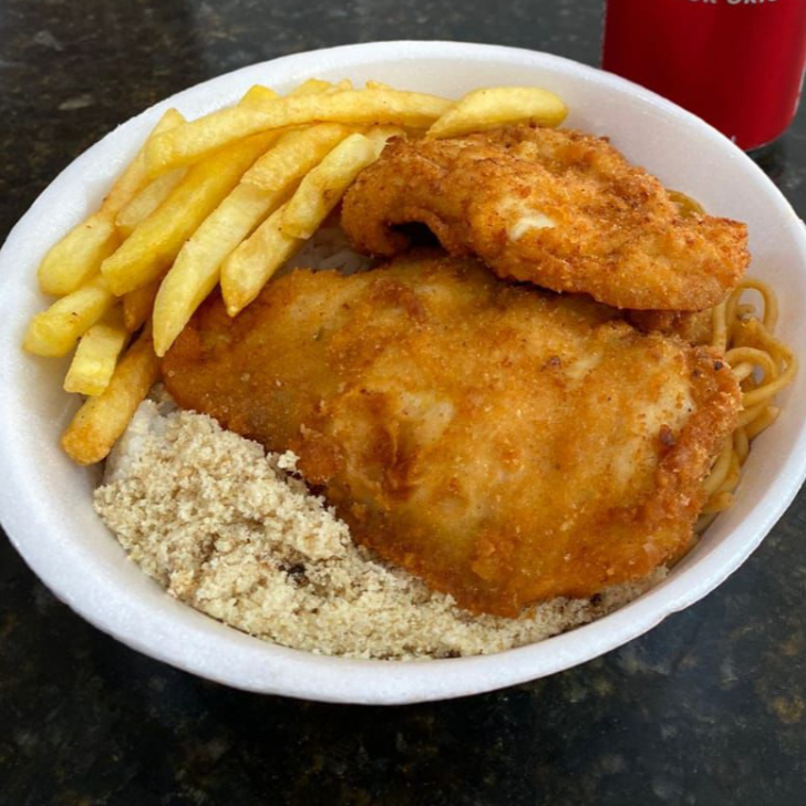 Delicia de filé de frango empanado com fritas acompanhado de arroz branco soltinho, feijão, macarrão e farofa.