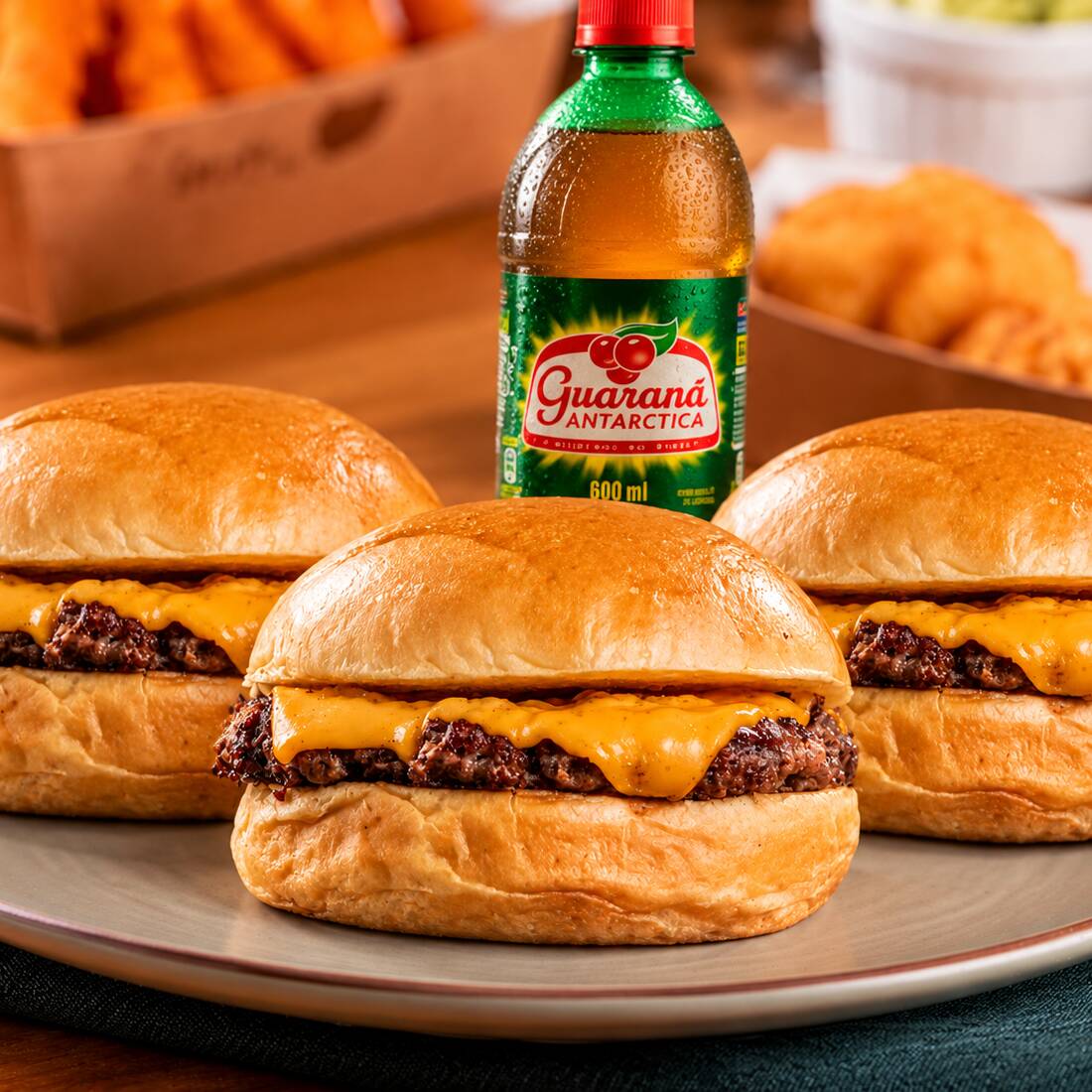 3 Smash Burguer à sua escolha , acompanhados de 1 Guaraná Antarctica 600ml gelado e grátis. Um pedido caprichado, com muito sabor e uma bebida refrescante para completar.