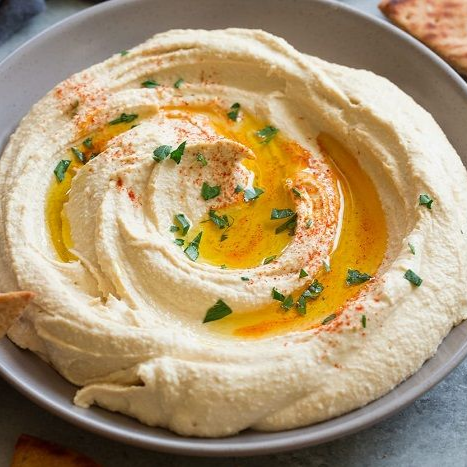 Deliciosa pasta de grão de bico, temperada com molho à base de gergelim e limão, acompanha pão árabe
