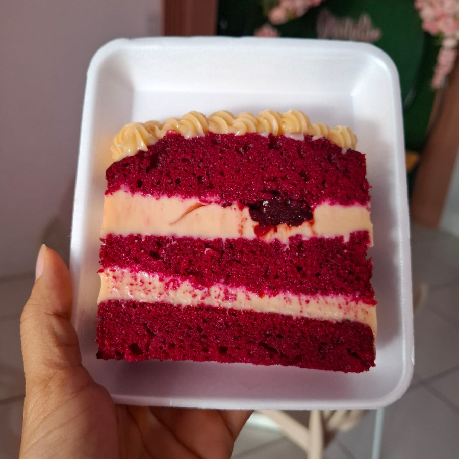 Massa red velvet com duas camadas de recheio de Ninho e geleia de morango.