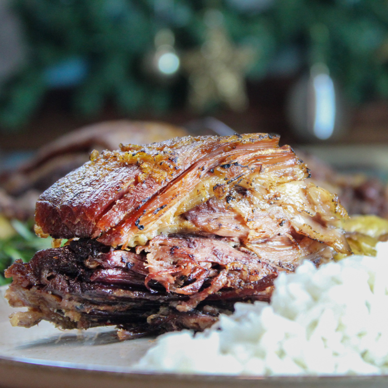 Costela minga bovina extremamente selecionada, com o ponto perfeito entre carne e gordura que garante maciez, sabor e uma textura suculenta, o verdadeiro sabor do churrasco defumado. Assada lentamente por mais de 9 horas no forno a lenha, com preparo artesanal que respeita o tempo da carne. Serve 2 pessoas. Acompanha molho barbecue caseiro. Pesa cerca de 500g, com peso variável conforme o corte.
