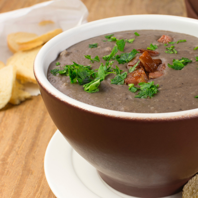 Nosso Caldo de Feijão Preto é a união perfeita de tradição e sabor. A cremosidade e a riqueza do feijão preto são a base para esta receita robusta, que ganha um toque especial com bacon crocante e a irresistível calabresa triturada. Todo o sabor é realçado pelo nosso tempero caseiro, que adiciona uma profundidade de sabor inigualável. Finalizamos com um toque fresco de coentro, que traz um contraponto delicioso. Servido com um pãozinho fresquinho, é a pedida certa para quem busca uma refeição completa, farta e cheia de personalidade.