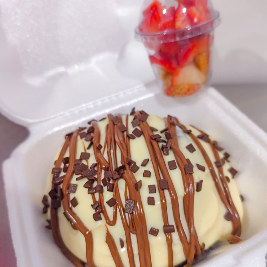 massa de chocolate, brigadeiro cremoso de ninho, nutella e morangos